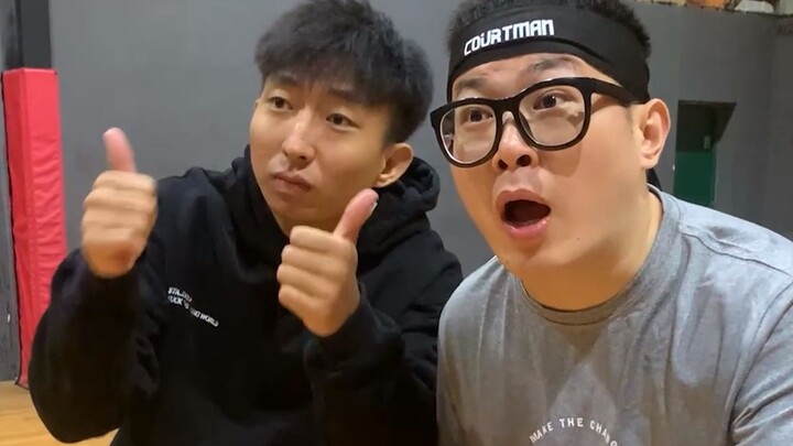 Làm thế nào để đánh lừa trọng tài không bị thổi đi bước? Phút giây này của Ma sư phụ đã phô diễn hết
