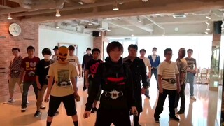 15 orang berubah menjadi Kamen Rider pada saat bersamaan
