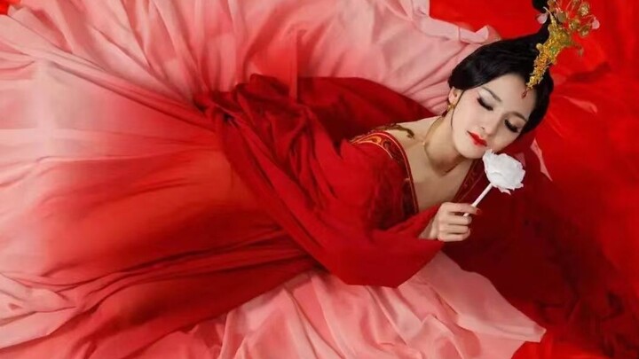 唯有牡丹真国色，花开时节动京城。唐诗逸绝了