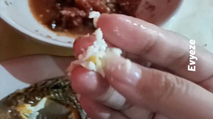 ASMR ikan mujaer goreng sama sambal seruit..