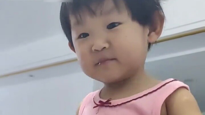 พ่อสอนลูกสาวว่าอย่าให้เด็กผู้หญิงกินข้าวที่โต๊ะ การกลับรายการในเวลาต่อมาทำให้เกิดการอภิปรายกันอย่างด