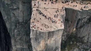 航拍挪威峡湾凌空604米的巨石  这些人是真的不怕高