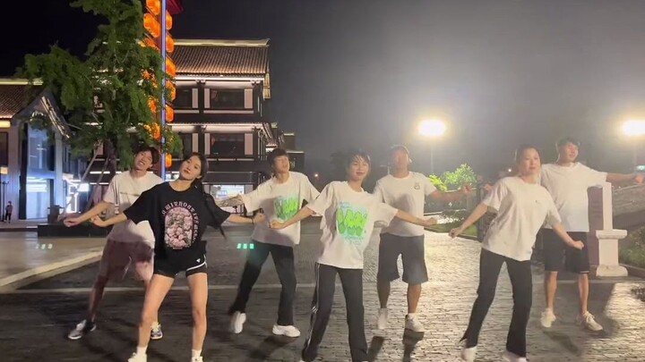 Một bóng đèn màu hồng nhảy múa