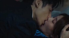 "Adegan ciuman" Ya Tuhan! Keduanya membuka mulut dan menghisap bibir mereka dengan sangat genit.