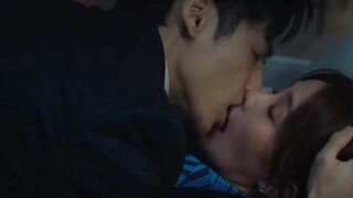 "Kissing scene" Oh my! Both of them opened their mouths and sucked their lips. Luo Yunxi is so sexy