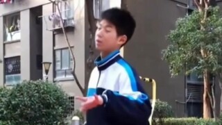 到底被踩多少次头才能走出这样的步伐