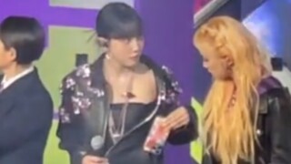 目睹把紫云把手机带上舞台的雨琦☞OMG