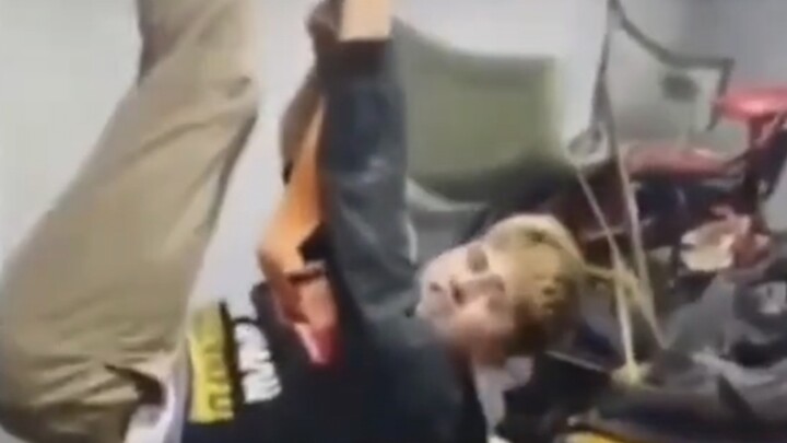 หมีจัดการเด็กซนได้เป็นอย่างดีเลยนะ