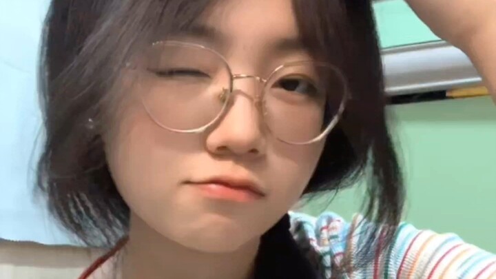 ระบำท่ามือในหอพักนักศึกษาหญิง (มาแล้วทุกคน)