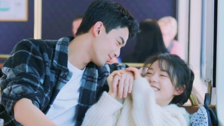 Empat kali ciuman berturut-turut! Kalian berdua terlihat begitu manis dan mesra, sepertinya bukan ak