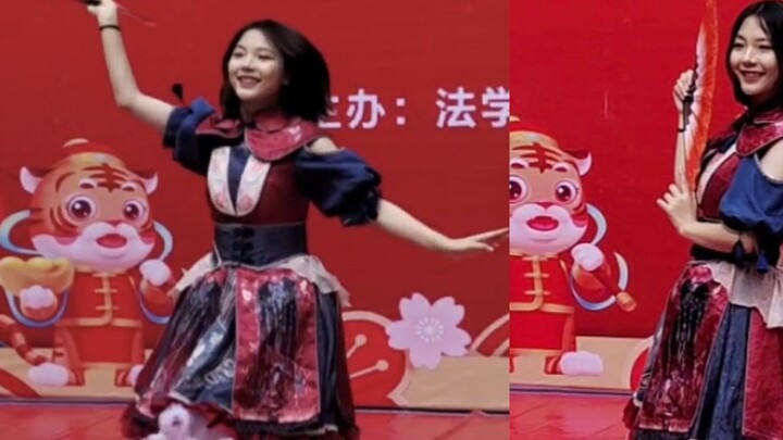 หลังจากที่ผมดู “Send to the Moon” จบภายในหนึ่งชั่วโมง ผมก็ได้ไปยืนอยู่บนเวทีงาน New Year's Day Gala.