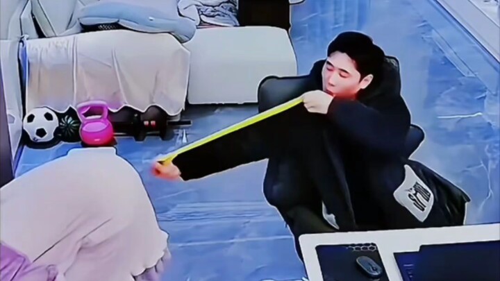 Bagaimana mungkin orang tua kalian berdua bisa tenang membiarkan kalian berdua tinggal sendirian di 