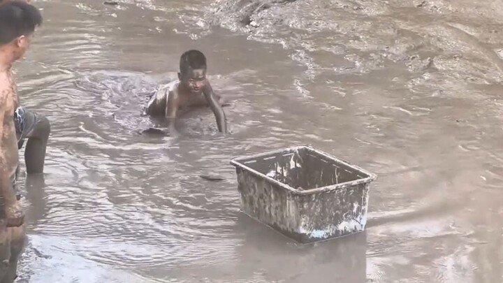 Saat satu orang kena pukul, seluruh keluarga makan ikan; dulu si pemancing sangat ingin melakukan ha