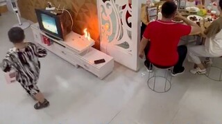 Stopkontak terbakar, kedua orang tuanya tengah asyik makan malam bersama, dan si anak dengan tenang 