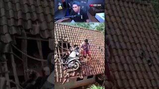 kok bisa cewek viral nyangkut di genteng #shorts