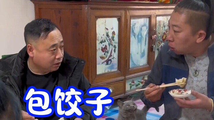 พอเริ่มทำงานปุ๊บ ลุงคุยก็หายตัวไปเลย เกี๊ยวหมูใส้ผักดองเพิ่งยกออกจากหม้อก็รีบเสิร์ฟบนโต๊ะทันที