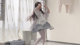 小师妹兴奋的跳起了舞