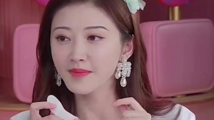 Cảnh Điềm tự tiết lộ từng phẫu thuật thẩm mỹ, mình chỉ định đi căng chỉ thôi mà thành Gấu Sầu luôn, 