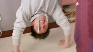 倒立喝水来了！！哈哈哈哈哈哈哈哈哈哈哈