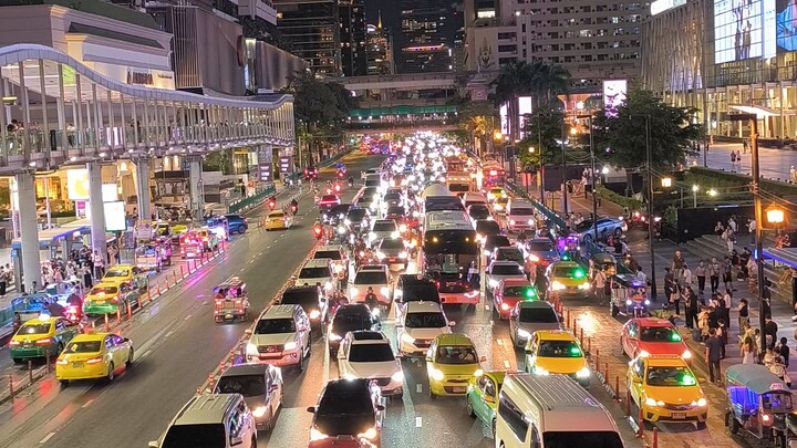 Bangkok Nights: City lights and traffic flow 🇹🇭✨
