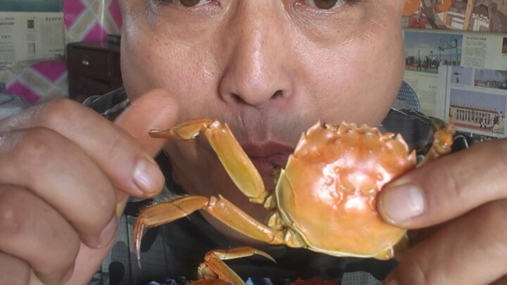 Eating crabs—so lavish, not a single bit left!
