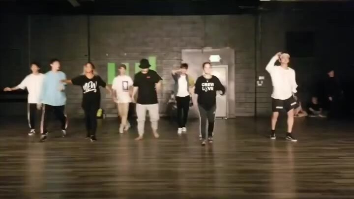 【คลังบันทึก TXT】TXT ในห้องซ้อมเต้นระหว่างทัวร์อเมริกาปี 2018