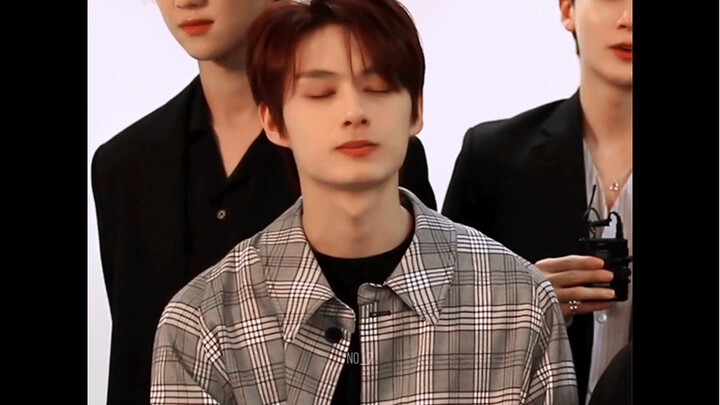 [Wen Junhui] He was laughing one moment and suddenly snapped to his senses, quickly regaining compos