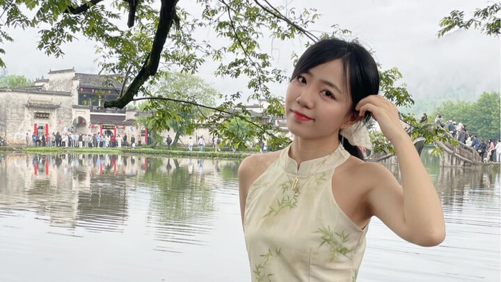 Mengenakan jubah di tengah hujan kabut, bermimpi tentang Huizhou; batu bata biru, atap gelap, dan di