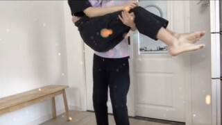 เด็กชายสองคนเต้นรำด้วยกัน หอมแก้ม กอด และอุ้มขึ้นสูง