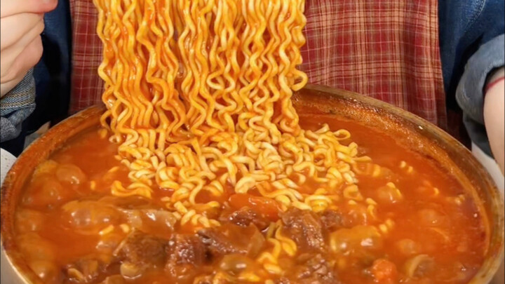 Tomato Beef Brisket Instant Noodles, Clay-Baked Chicken, Pork Trotter Sandwich with Meat