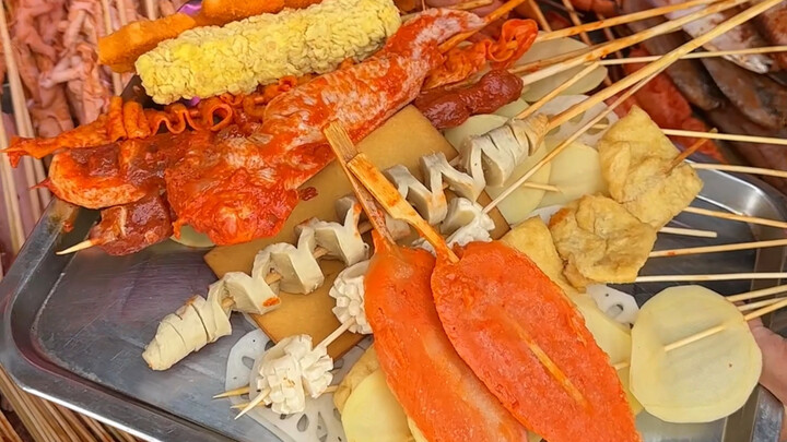 Ở đường phố Thành Đô, chỉ một nhân dân tệ là có ngay xiên chiên giòn, mà 30 nhân dân tệ thì được cả 