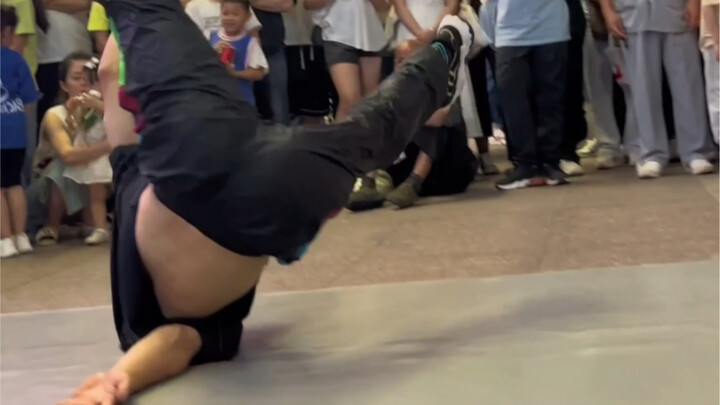 Street-Stopping Performance: Bboy Haoran Drops His Ultimate Moves!