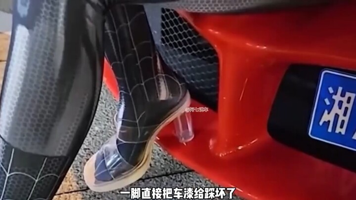 หลังจากสาวงามเตะจนสีรถเฟอร์รารีเสียหาย เธอก็ถูกแจ้งว่าค่าซ่อมจะต้องถึงหนึ่งแสนหยวน