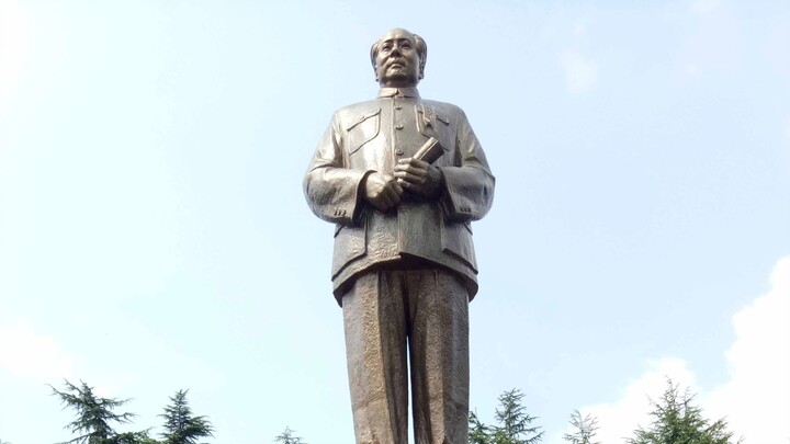In 1987, the Mao Zedong statue at Tianfu Square in Chengdu was on the verge of being demolished. Upo