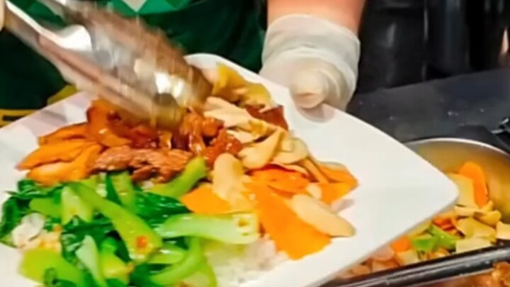 كيف تثير غضب عاملة الكافيتيريا؟