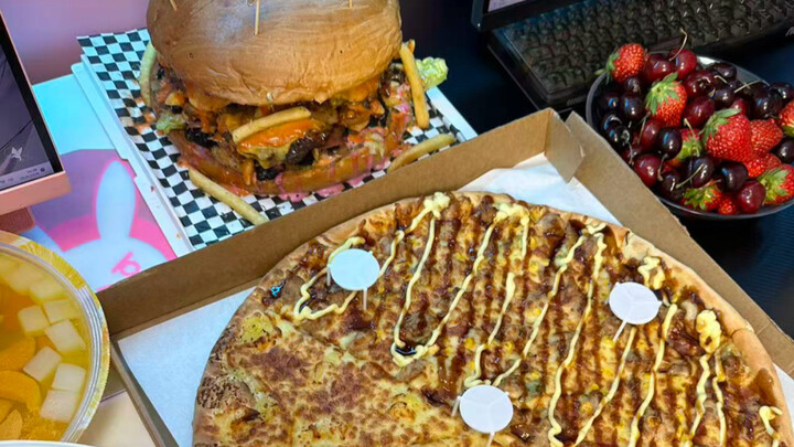I ordered a 10-inch burger and an 18-inch pizza. So awesome, hahaha!