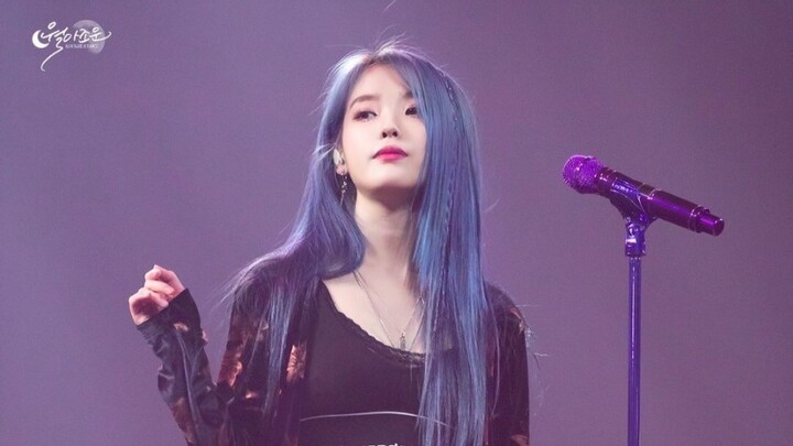 Lee Ji Eun(IU) on the stage, wearing green hair