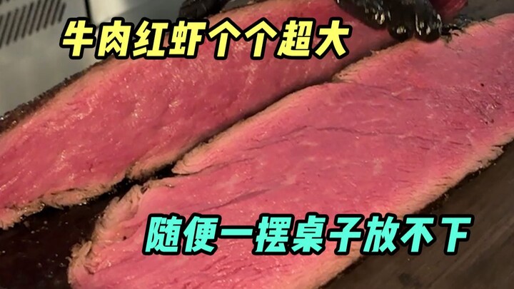 Một con tôm quỷ đỏ lớn như vậy giống như việc dọn một bàn ăn dưới đáy biển.