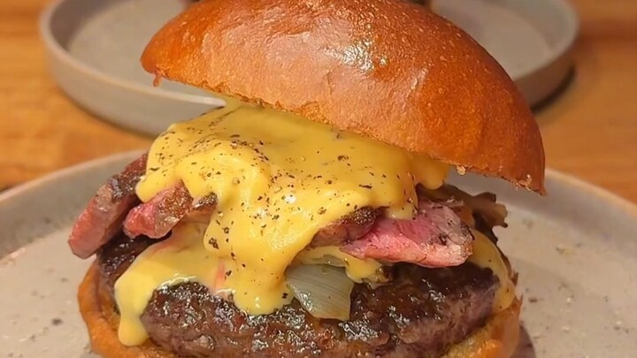 Burger mewah dengan daging wagyu 100%