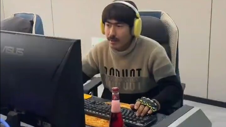 阿达西战歌在打CSGO