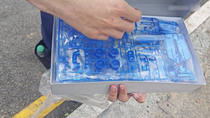 คุณกำลังมองหาโมเดลรถ Tamiya ที่แผงขายของริมถนนหรือเปล่า?