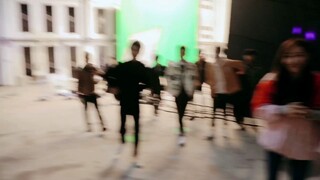Di balik layar "Accompani You to the Top of the World", Wang Yibo ditarik menari oleh rekan krunya