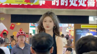 身高2米的女孩逛菜市场第一视角