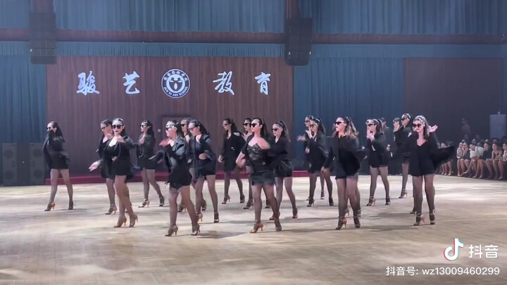 全是腿的拉丁舞