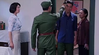 男子发现家中异样掏枪冲向奶奶房间