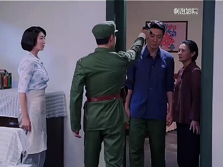 男子发现家中异样掏枪冲向奶奶房间