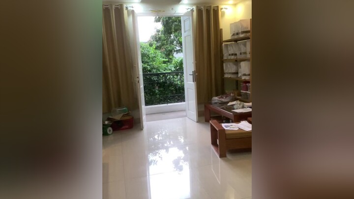 Đi đánh ghen mà ko lỡ đánh trà xanh 🤣.Bí Ngô biết hưởng thụ lắm cơ nghe mưa rơi xem phim , có người gãi đầu cho. chó dog pet chó_cưng yêuđộngvật yêuchócỏviệtnam