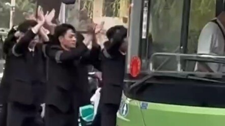 สายตาของคนขับที่เหมือนจะปกปิดไม่อยู่ พร้อมกันส่ายมือเล่นดอกไม้