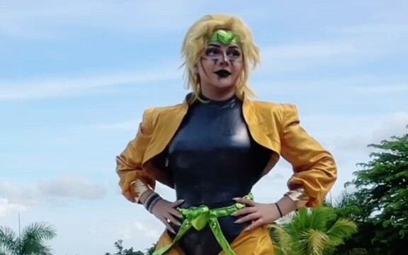 Do đường bỏ trốn không tốt, Dio đã bị tuột gót giày.