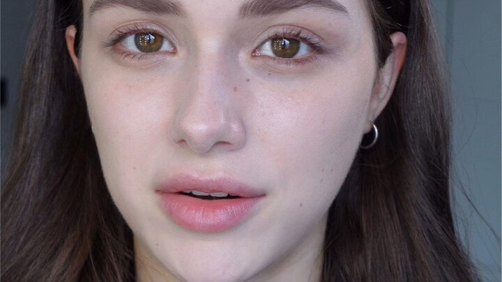 Đang nói gì vậy? Kẻ mắt á? Em gái xinh quá!